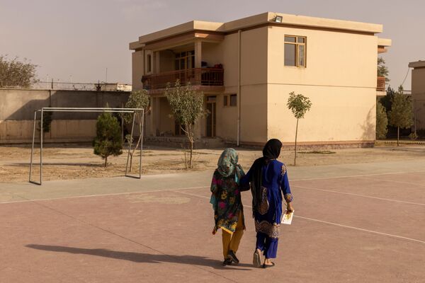 دختران پس از پایان درس به خانه بر می‌گردند - اسپوتنیک افغانستان  