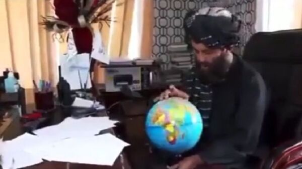 یک مقام ارشد طالبان نمی‌تواند افغانستان را روی نقشه پیدا کند + ویدیو - اسپوتنیک افغانستان  