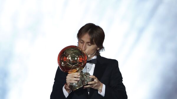 Игрок Реал Мадрида Лука Модрич получил награду Золотой мяч в Париже, Франция - اسپوتنیک افغانستان  