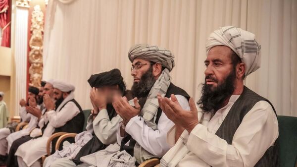 دیدار سراج‌الدین حقانی با بازمانده‌گان «انتحاری‌ها»   - اسپوتنیک افغانستان  