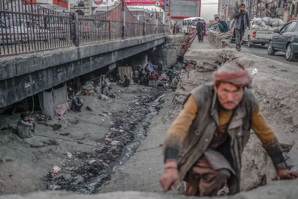 معتادان در زیر پل سوخته در کابل. - اسپوتنیک افغانستان  