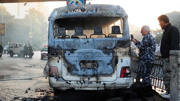 Обгоревший сирийский армейский автобус, который был атакован взрывными устройствами в Дамаске - اسپوتنیک افغانستان  