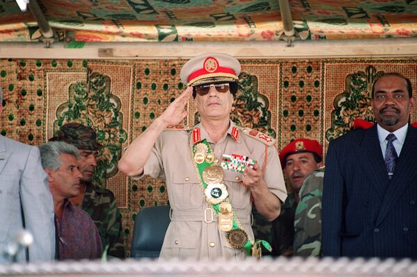 معمر قذافی رهبر لیبیا در رژه نظامی به مناسبت بیست و پنجمین سالگرد به قدرت رسیدن وی در طرابلس سال 1969. - اسپوتنیک افغانستان  