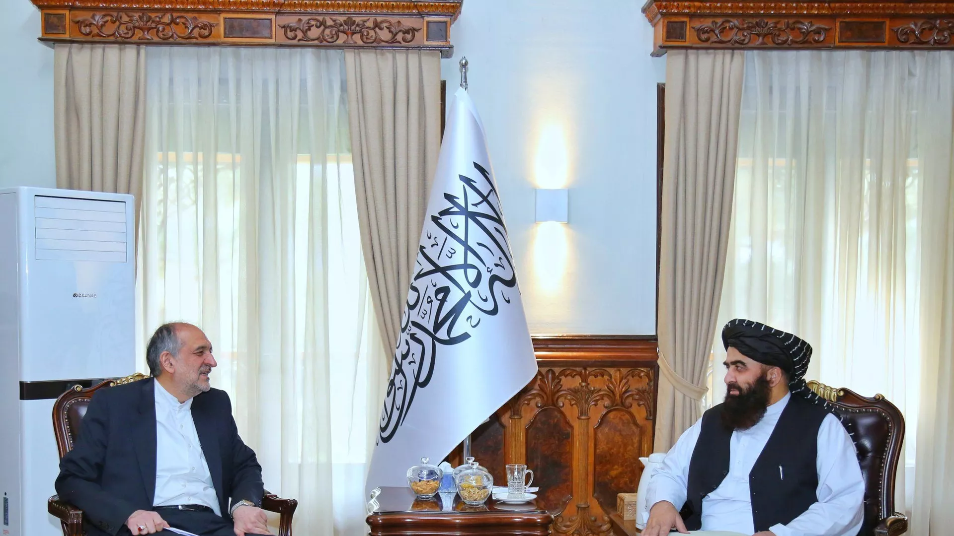 دیدار سرپرست وزیر خارجه طالبان با سفیر ایران ماندگار کابل