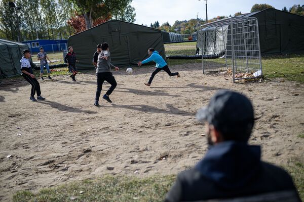 پناهجویان در حال فوتبال بازی کردن در مرکز پذیرش پناهندگان در ایالت براندنبورگ آلمان - اسپوتنیک افغانستان  