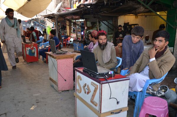 مارکیت بزرگ موبایل و وسایل تخنیکی به “حمام”  در خوست - اسپوتنیک افغانستان  