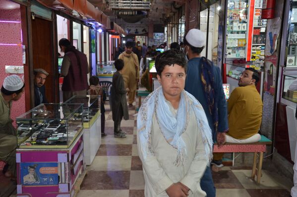 مارکیت بزرگ موبایل و وسایل تخنیکی به “حمام”  در خوست - اسپوتنیک افغانستان  