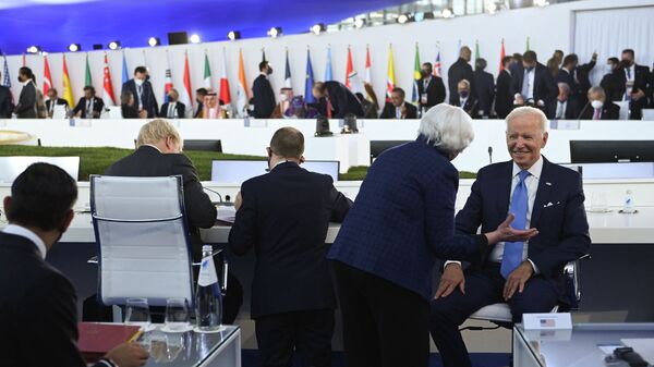 Министр финансов США Джэнет Йеллен беседует с президентом США Джо Байденом перед открытием сессии G20 на саммите G20 в Риме, Италия - اسپوتنیک افغانستان  