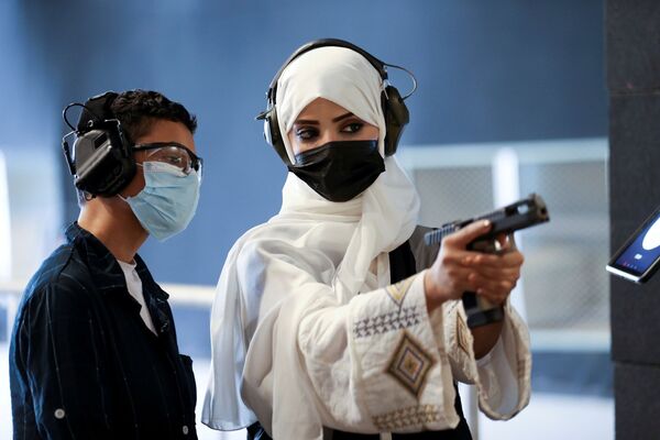 آموزش کار با اسلحه و تیراندازیبرای زنان سعودی. - اسپوتنیک افغانستان  