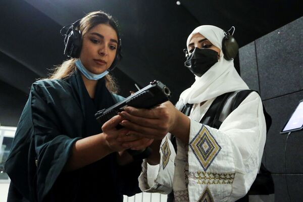 آموزش کار با اسلحه و تیراندازیبرای زنان سعودی. - اسپوتنیک افغانستان  