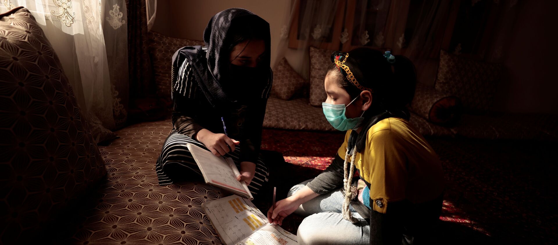 سحر دختر 17 ساله که خواهر کوچکترش را در دروس مکتب کمک می‌کند. - اسپوتنیک افغانستان  , 1920, 03.11.2021