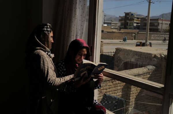 دختران افغان در آرزوی رفتن به مکتب. - اسپوتنیک افغانستان  