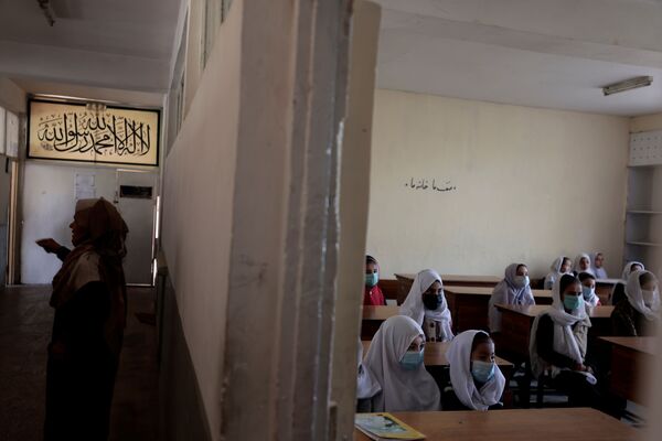 دختران خوردسال هنگام فراگیری دروس در  مکتبی در کابل. - اسپوتنیک افغانستان  