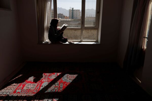 دختر جوان افغان در آرزوی رفتن به مکتب. - اسپوتنیک افغانستان  