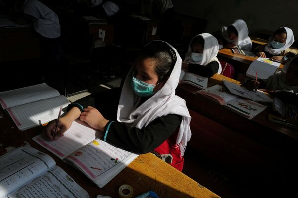دختران صنف چهار در یکی از مکاتب کابل. - اسپوتنیک افغانستان  
