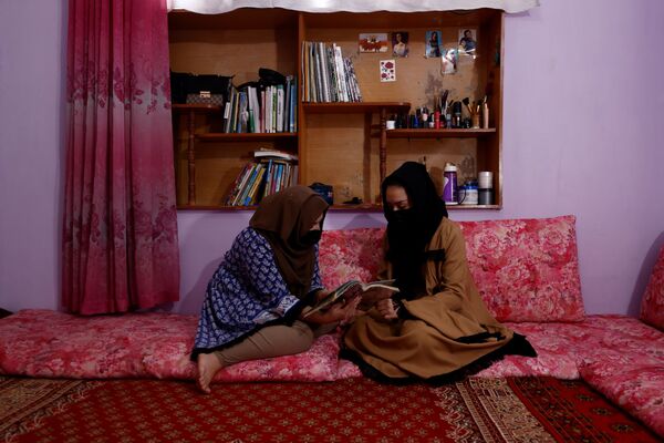 دختران افغان در آرزوی رفتن به مکتب در خانه به فراگیری دروس ادامه می‌دهند. - اسپوتنیک افغانستان  