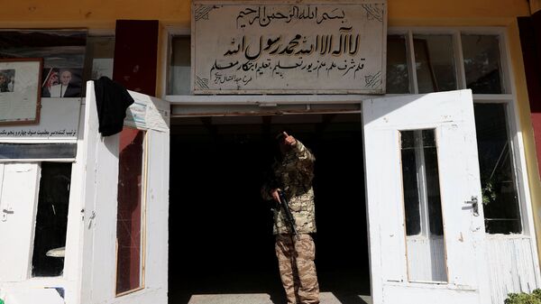 Боевик Талибана* у входа в школу в Кабуле, Афганистан - اسپوتنیک افغانستان  