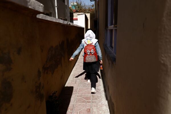 دختر خوردسال در یکی از مکاتب کابل. - اسپوتنیک افغانستان  