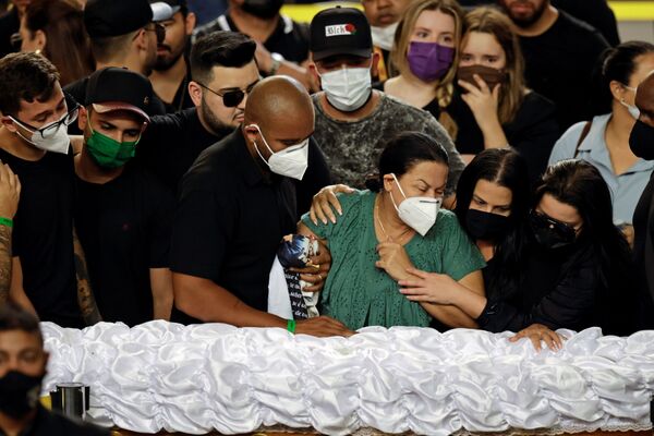 خداحافظی با خوانده مشهور برزیلی که در یک سانحه هوایی در گویانیا برزیل جان باخت. - اسپوتنیک افغانستان  