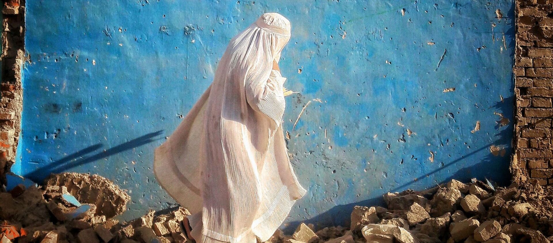 دختری با چادری سفید در ویرانه های کابل. - اسپوتنیک افغانستان  , 1920, 09.11.2021