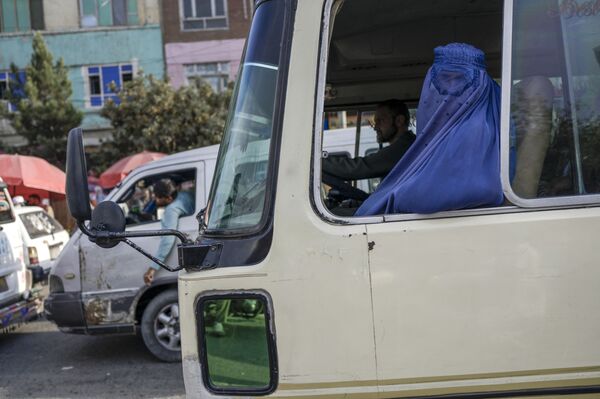 زنی با چادری آبی در بس شهری کابل. - اسپوتنیک افغانستان  