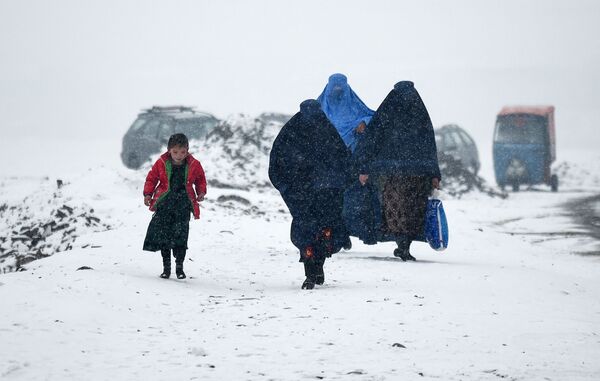 زنان چادری پوش در برفباری های کابل. - اسپوتنیک افغانستان  