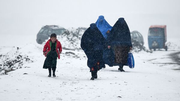 Женщины в бурках во время снегопада в Кабуле - اسپوتنیک افغانستان  