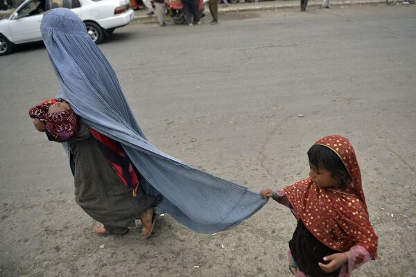زن چادری پوشی در کابل با کودک‌اش. - اسپوتنیک افغانستان  