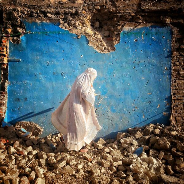 دختری با چادری سفید در ویرانه های کابل. - اسپوتنیک افغانستان  