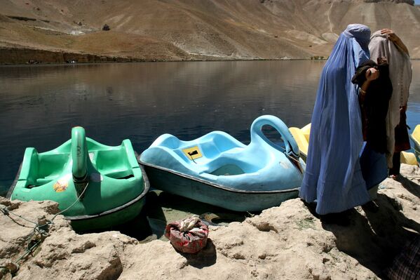 دختران برقع پوش افغانستان در بند در نزدیکی بند امیر بامیان. - اسپوتنیک افغانستان  