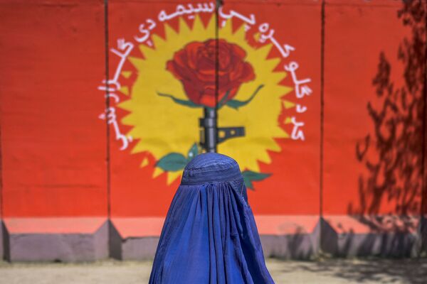 جهان از پشت جال چادری آبی دختران افغان. - اسپوتنیک افغانستان  