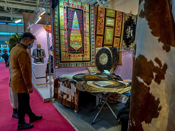 سیزدهمین نمایشگاه قالین در تهران - اسپوتنیک افغانستان  