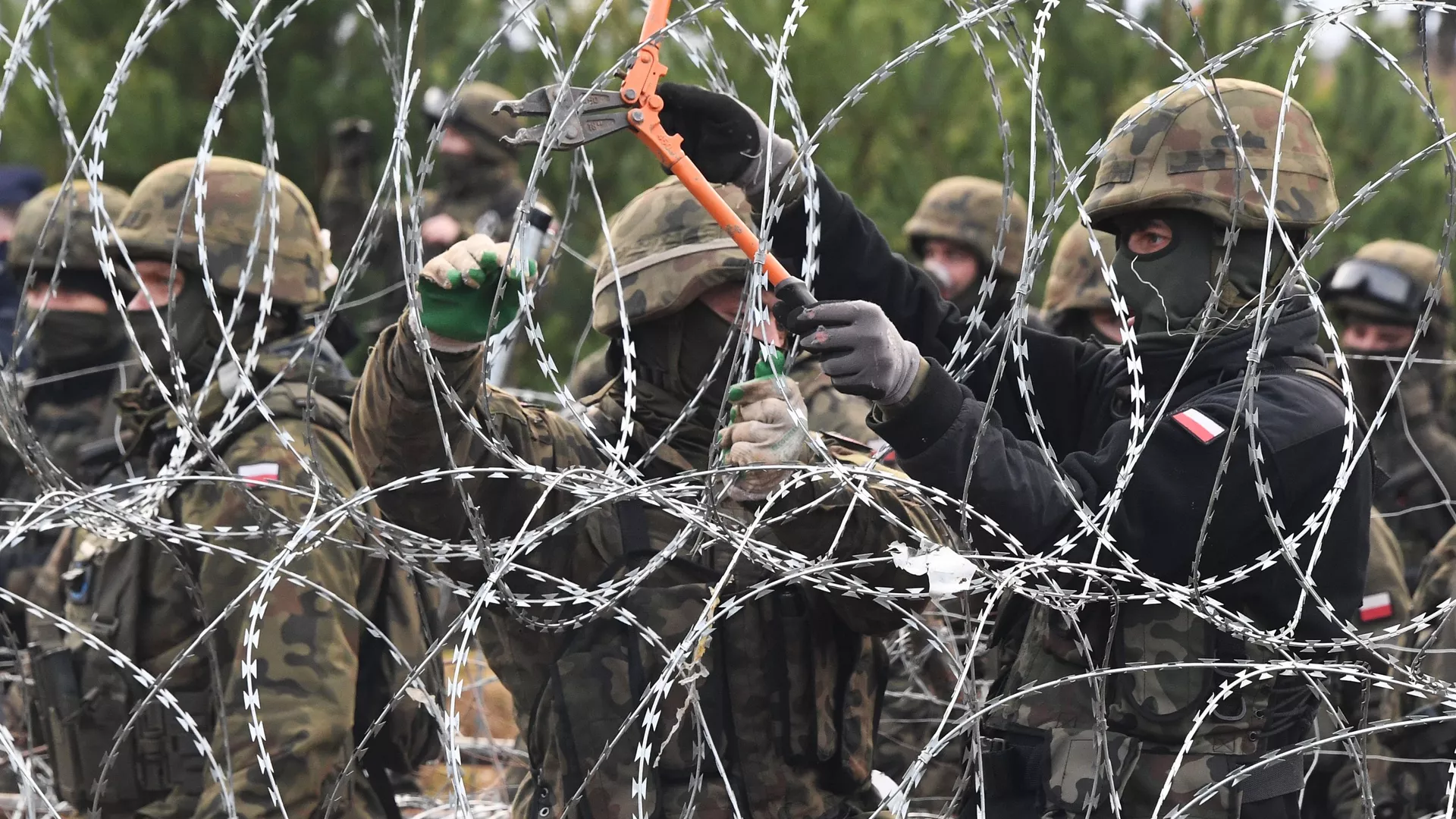 Польские военные у лагеря нелегальных мигрантов на белорусско-польской границе
