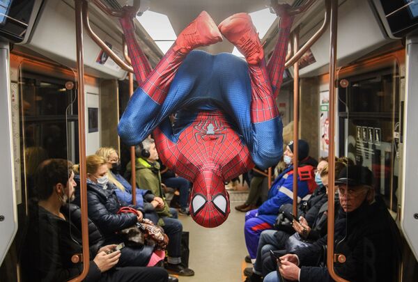 مردی در مترو همانند مرد عنکبوتی - اسپوتنیک افغانستان  