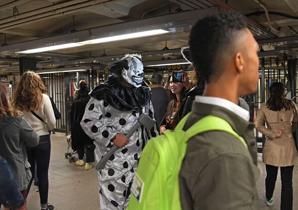هالووین در مترو در نیویورک - اسپوتنیک افغانستان  
