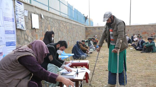 روند توزیع کمک به بیش از 5 هزار خانواده در غرب افغانستان آغاز شد - اسپوتنیک افغانستان  