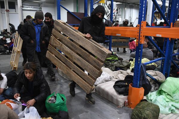 اسکان مهاجران در یک اردوگاه موقت در ایست بازرسی &quot;بروزگی&quot; در مرز بلاروس و لهستان - اسپوتنیک افغانستان  