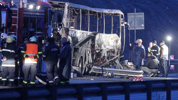 Полиция и спасатели рядом со сгоревшим автобусом с пассажирами в Болгарии - اسپوتنیک افغانستان  