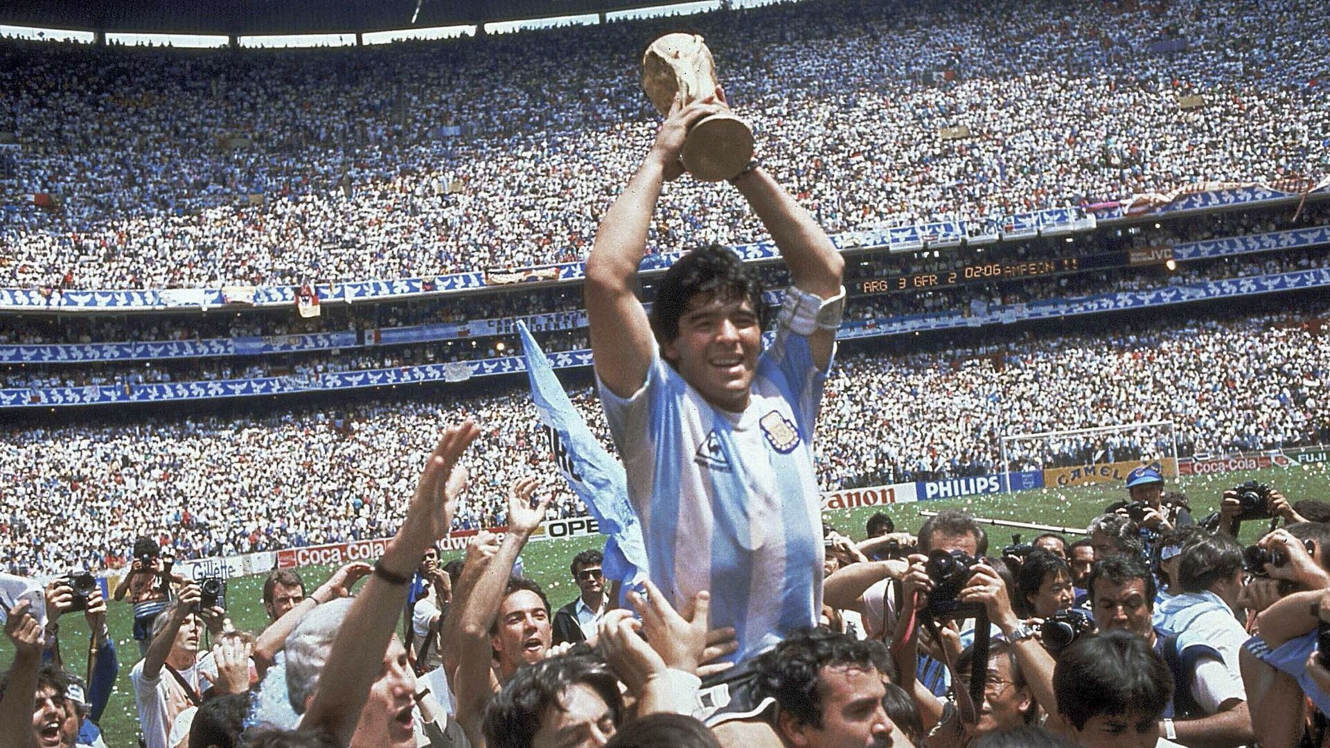 Диего Марадона держит трофей своей команды после победы Аргентины, 1986 год - اسپوتنیک افغانستان  , 1920, 18.06.2022