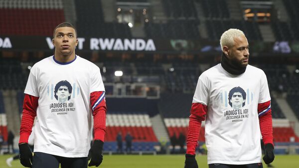 Игроки ПСЖ Неймар и Килиан Мбаппе в футболке с лицом Диего Марадоны во время тренировки в Париже, Франция - اسپوتنیک افغانستان  