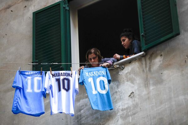 یک سال از مرگ بازیکن افسانوی فوتبال دیگو مارادونا می‌گذرد - اسپوتنیک افغانستان  