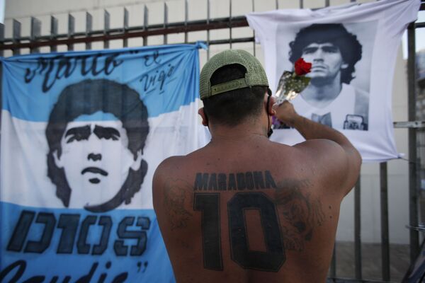 یک سال از مرگ بازیکن افسانوی فوتبال دیگو مارادونا می‌گذرد - اسپوتنیک افغانستان  