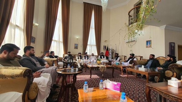 دیدار سرپرست وزارت خارجه طالبان با کارمندان سفارت افغانستان در دوحه - اسپوتنیک افغانستان  