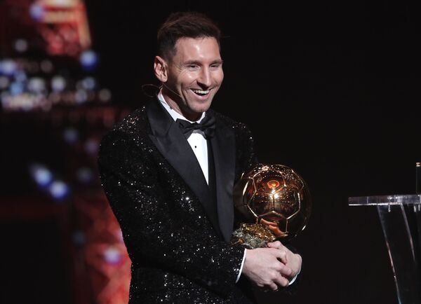 با تصمیم مجله فرانس فوتبال لیونل مسی برای هفتمین بار جایزه توپ طلای فوتبال را کسب کرد. - اسپوتنیک افغانستان  