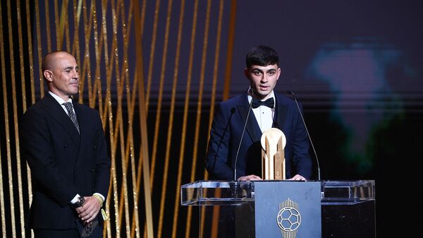 Хавбек «Барселоны» Педри на церемонии награждение Золотой мяч в Париже  - اسپوتنیک افغانستان  
