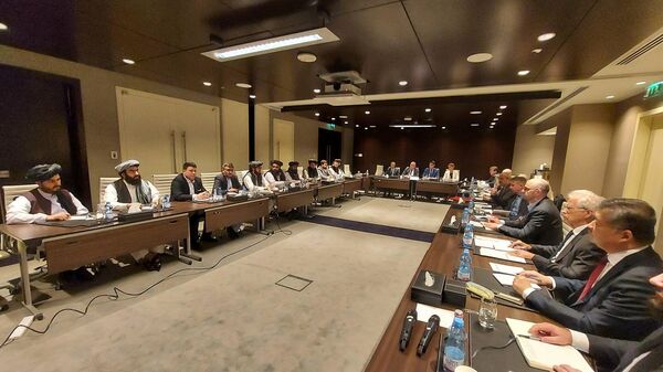 دیدار سرپرست وزارت خارجه طالبان با 16 نامزد سفیر و نمایندگان برای افغانستان در دوحه  - اسپوتنیک افغانستان  