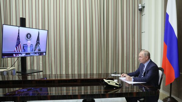 Президент РФ Владимир Путин во время переговоров с президентом США Джозефом Байденом в режиме видеоконференции - اسپوتنیک افغانستان  