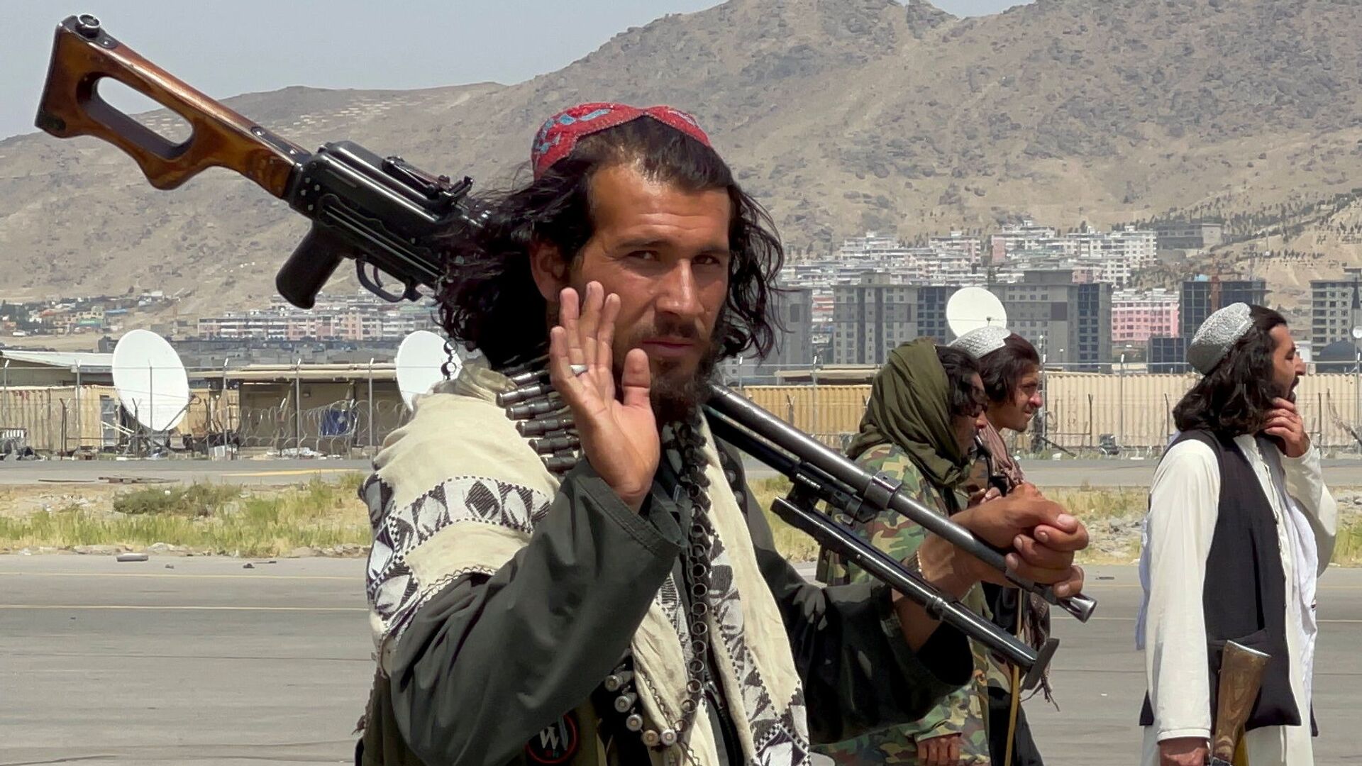 Taliban forces patrol at a runway a day after U.S troops withdrawal from Hamid Karzai International Airport in Kabul, Afghanistan August 31, 2021 - اسپوتنیک افغانستان  , 1920, 09.12.2021
