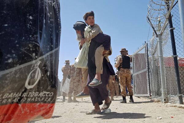 برقراری کنترل طالبان بر افغانستان و مهاجرت افغانها از کشور. - اسپوتنیک افغانستان  