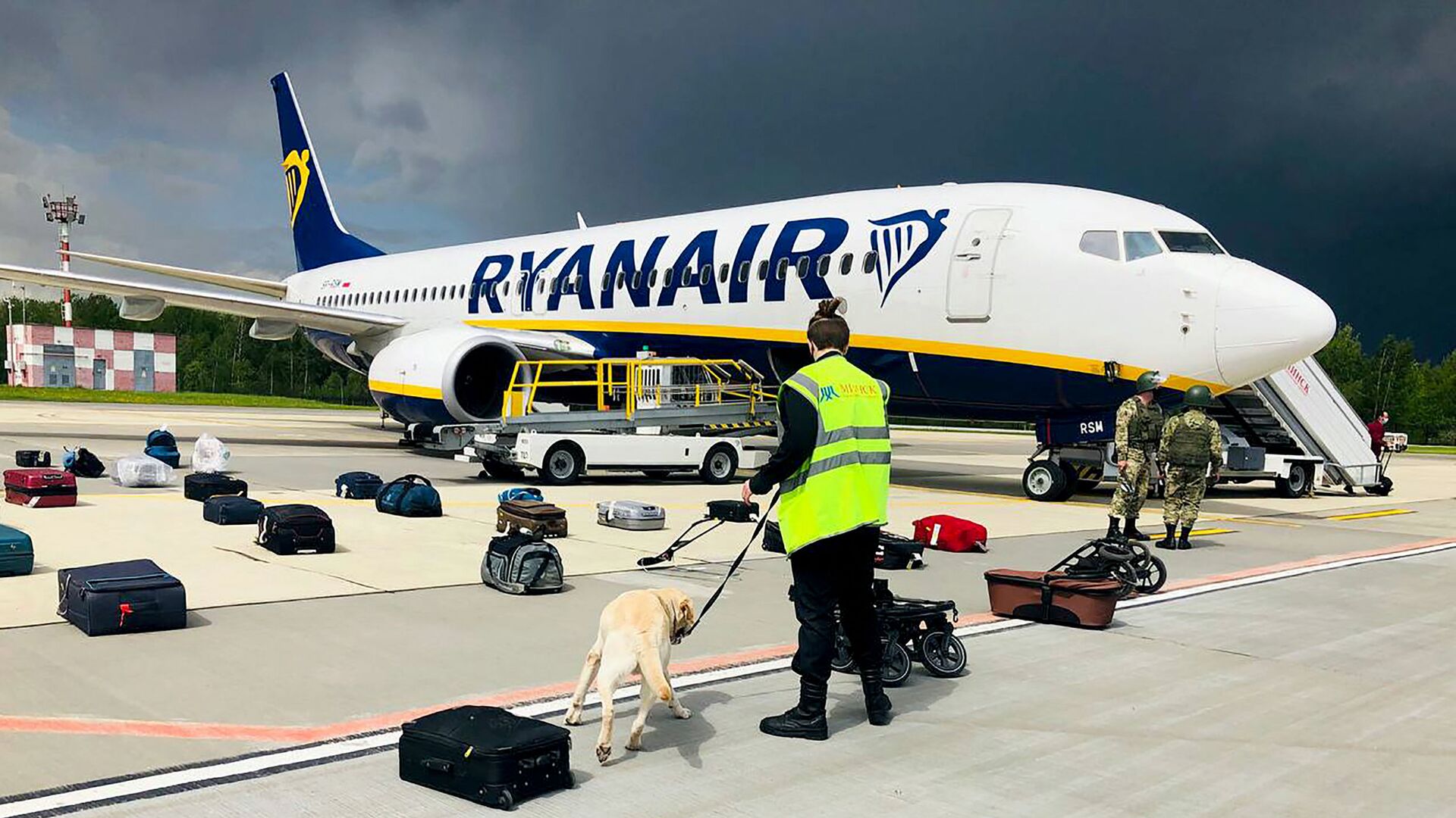 Кинолог проверяет багаж в самолете Ryanair Boeing 737-8AS в международном аэропорту Минска - اسپوتنیک افغانستان  , 1920, 29.03.2022